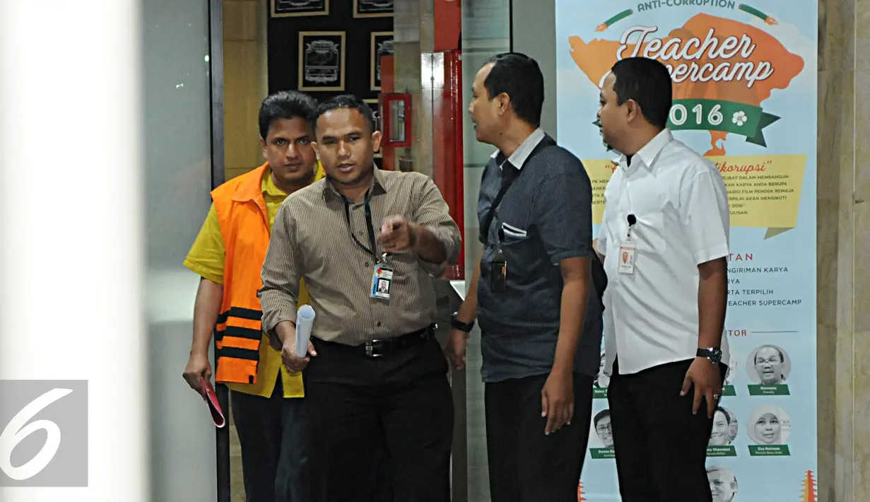 Direktur PT. E.K Prima Ekspor Indonesia, Ras Rajamohanan Nair usai menjalani pemeriksaan KPK, Jakarta, Selasa (22/11). Ras ditahan usai terkena OTT menyuap Handang Soekarno sebesar USD 148.500. (Liputan6.com/Helmi Afandi)