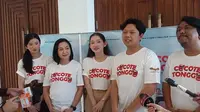 Bayu Skak bersama para pemain film Cocote Tonggo.
