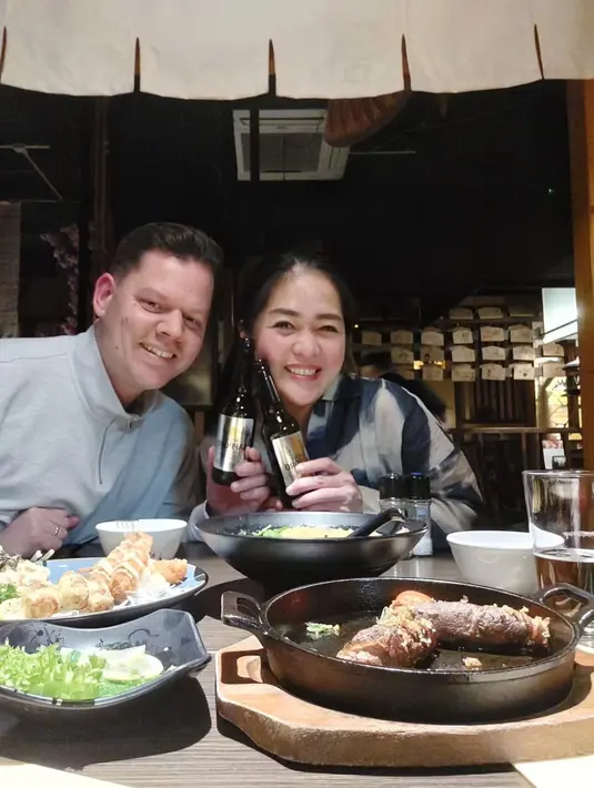 Bintang sinetron yang setelah menikah tinggal di Belanda itu merayakan ulang tahun sederhana bersama suami. Dari mulai nonton hingga makan malam. [Instagram/graciaz14]