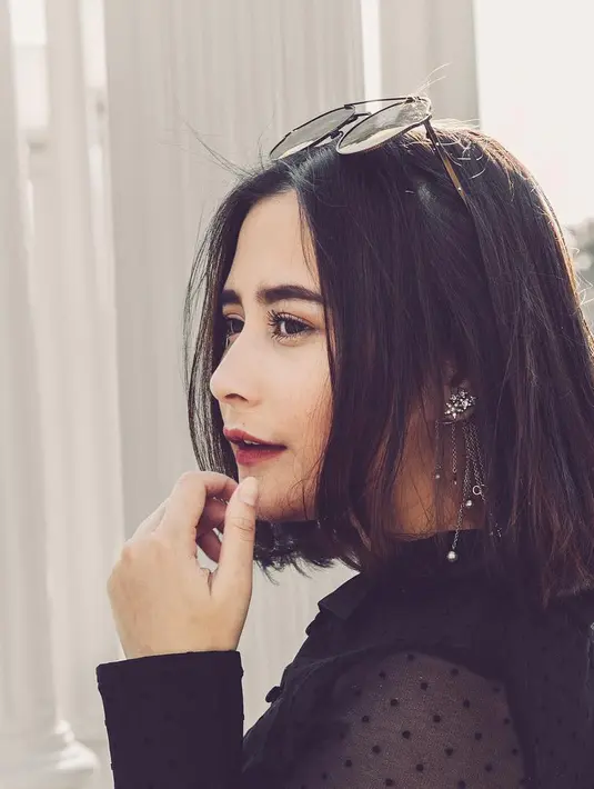 Sejak lama pemeran sinetron Get Married The Series itu menginginkan memiliki rambut pendek. Tapi keinginan itu selalu ditentang oleh mamanya. (Instagram/prillylatuconsina96)