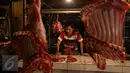 Seorang pedagang daging sedang merapikan barang dagangannya, Jakarta, Senin (22/6/2015). Harga daging sapi kembali normal setelah sebelumnya sempat mengalami kenaikan hingga mencapai Rp.110rb/kg. (Liputan6.com/Yoppy Renato)