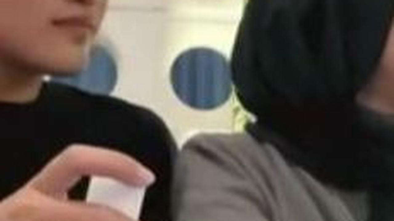 Sudah mengangkat kotak cincin cukup tinggi, sayangnya wanita ini tak juga sadar. Ia justru kembali melihat ke arah lain.