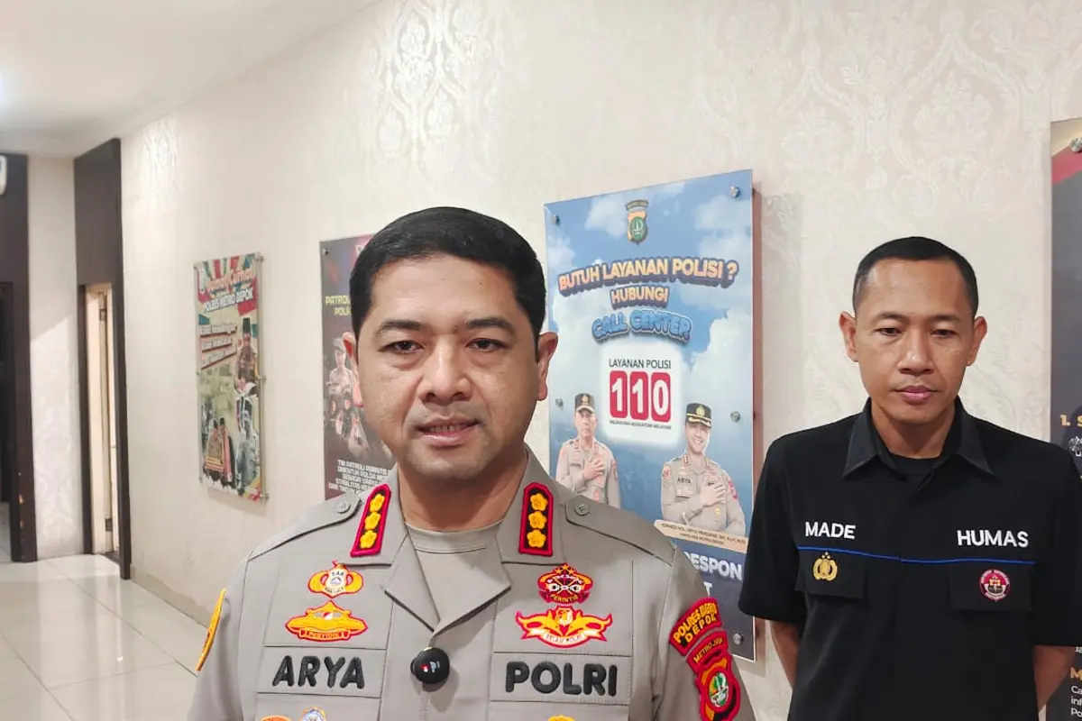 Kapolres Metro Depok, Kombes Arya Perdana, saat memberikan penjelasan ekshumasi korban sedot lemak di Polres Metro Depok. (Liputan6.com/Dicky Agung Prihanto)