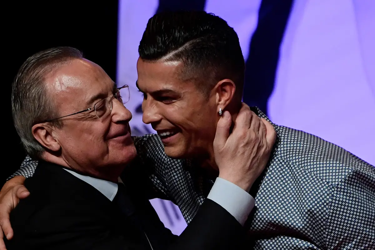 Raih Trofi Marca, Ronaldo Peluk Presiden Real Madrid