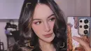 Mahalini tak ragu pamer rambut panjangnya yang ditata curly sleek yang pancarkan kilau di setiap helai.  Bikin para fans iri lantaran masih bisa memiliki rambut tebal setelah melahirkan [@mahaliniraharja]