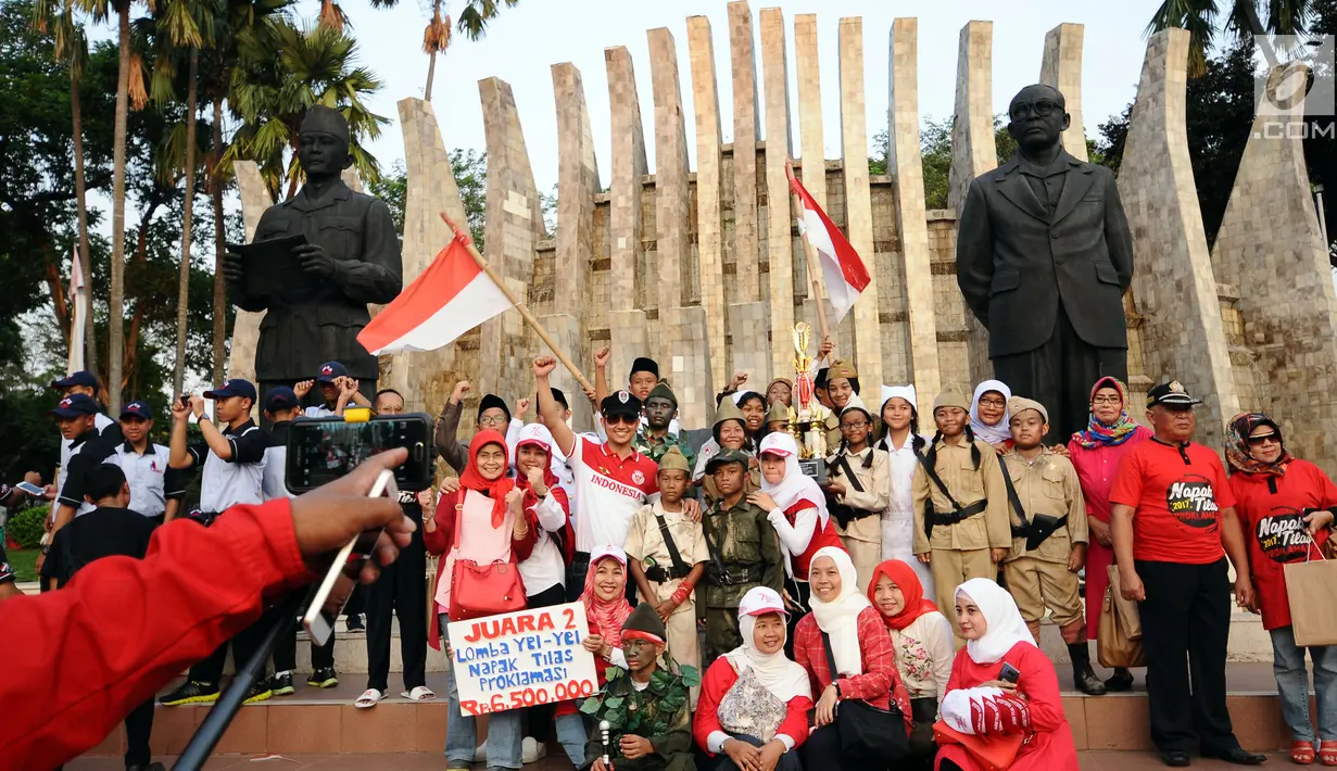 Peserta napak tilas berfoto di depan tugu Proklamator, Jakarta, Rabu (16/8). Jelang perayaan HUT RI ke-72, ratusan pelajar melakukan napak tilas perjuangan kemerdekaan. (Liputan6.com/Helmi Fithriansyah) 