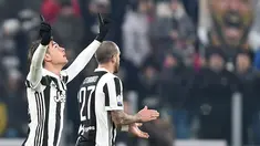 Pemain Juventus, Paulo Dybala berselebrasi setelah berhasil mencetak gol ke gawang Genoa pada laga 16 besar Coppa Italia 2017-2018 di Allianz Stadium, Rabu (20/12). Dybala menyumbang satu gol kemenangan Juventus 2-0. (Alessandro di Marco/ANSA via AP)