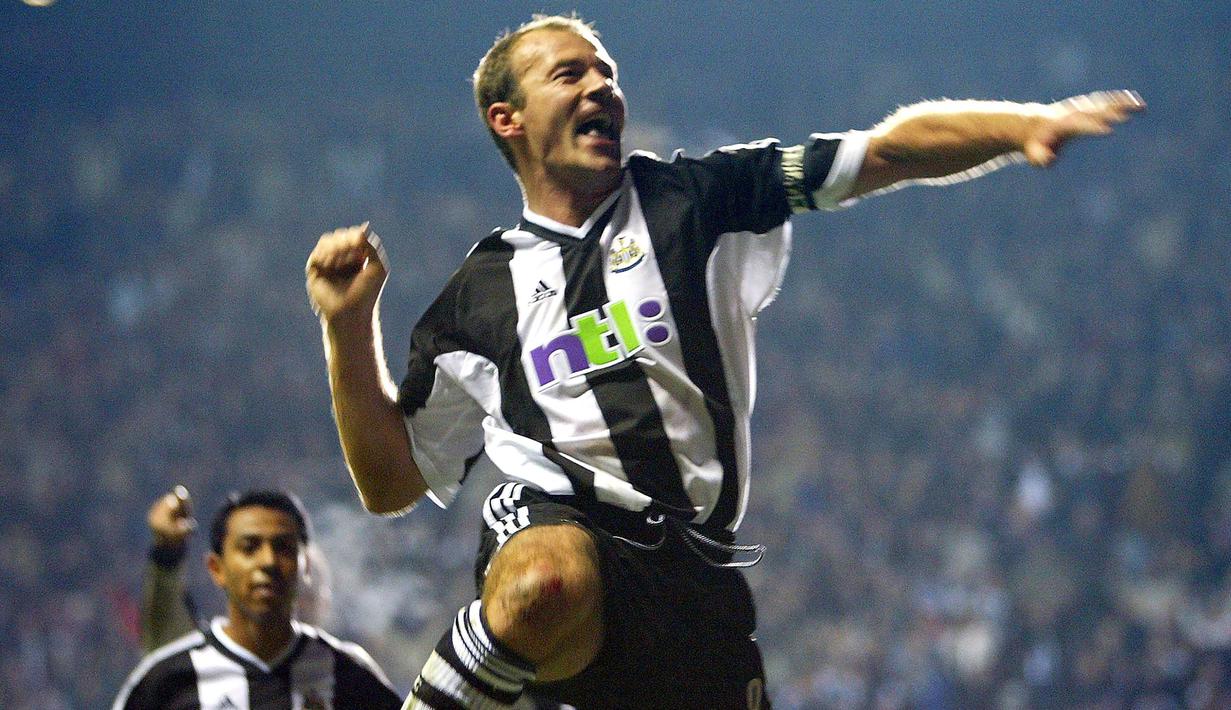 2. Alan Shearer (11 Hattrick) - Mantan pemain Newcastle United dan Blackburn Rovers ini mencatatkan 11 hat-trick dalam kariernya selama bermain di Premier League. (AFP/Odd Andersen)
