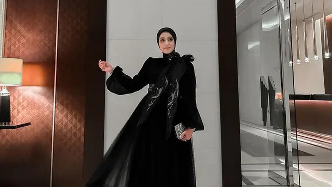 Tampil Memikat dengan Nuansa Hitam, 6 Gaya Outfit Kondangan yang sedang Hit pada 2025