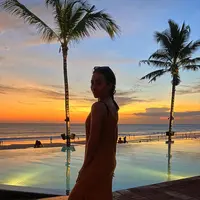 Naomi Zaskia dalam balutan senja. (Instagram @naonomnom)