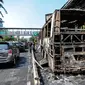 Bus Transjakarta Terbakar di halte Salemba Universitas Indonesia (UI). (Liputan6.com/ Faizal Fanani)