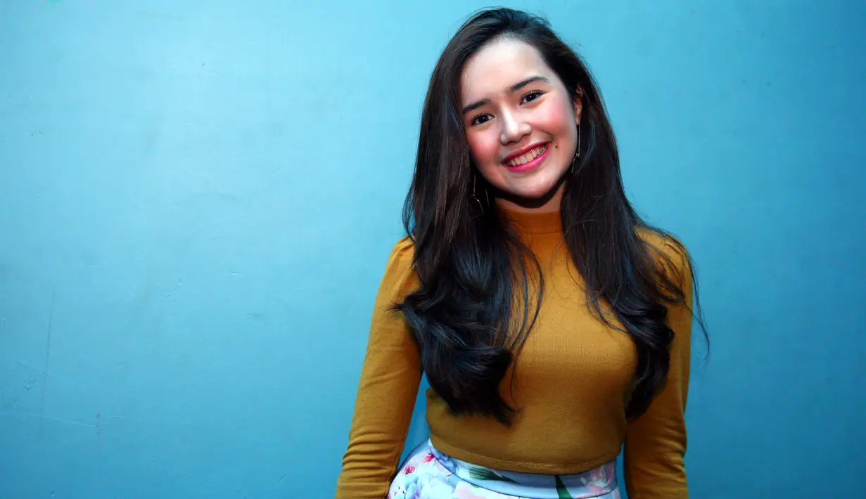 Beby pun menceritakan perbedaan saat belajar dengan homeschooling, ia hanya sekedar di rumah sendiri tanpa ada teman-teman. Namun, ia tetap bersyukur lantaran bisa menjalani syuting dan pendidikannya. (Nurwahyunan/Bintang.com)