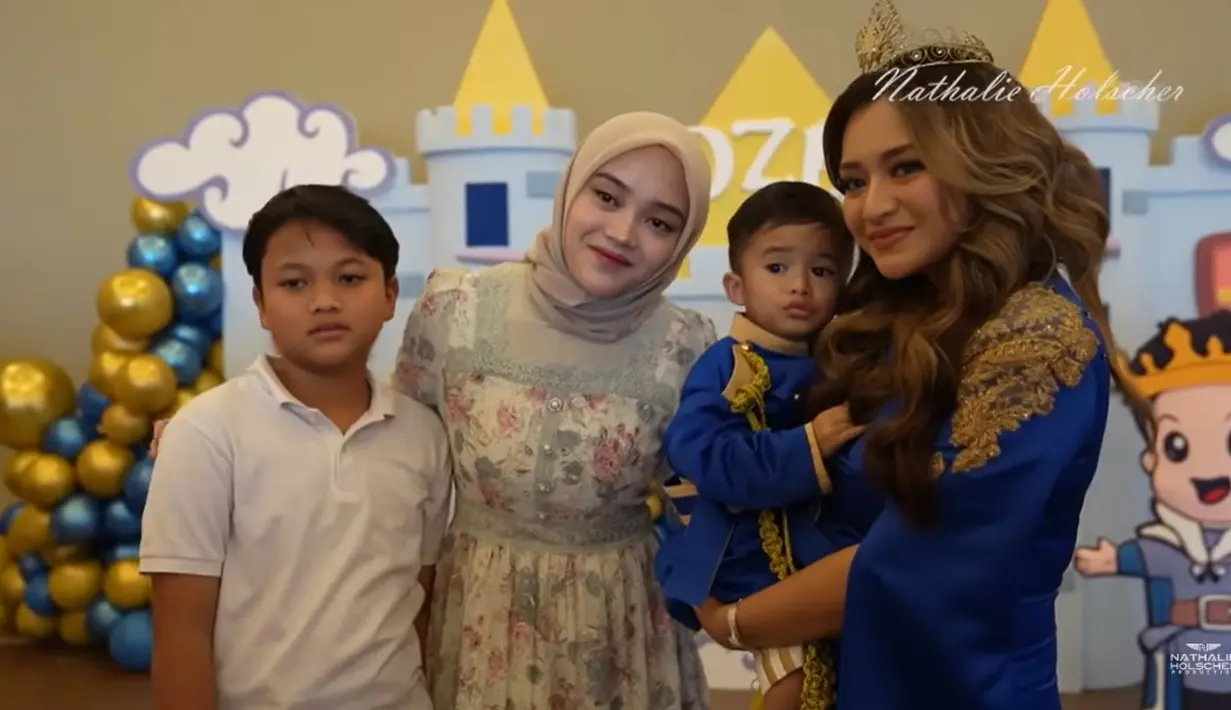 Sule tak bisa hadir karena kesibukannya. Tapi terlihat hadir juga Putri Delina dan Hadir yang ikut merayakan ulang tahun adiknya. [Youtube/NATHALIE HOLSCHER]