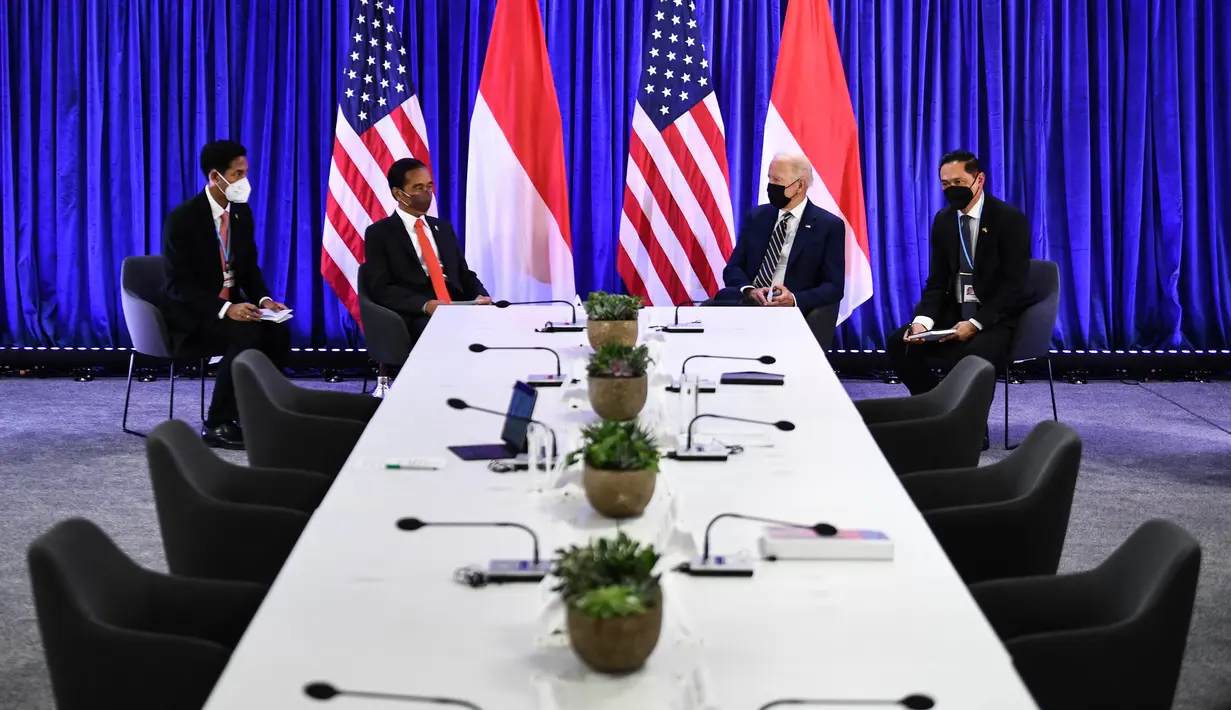 Presiden AS Joe Biden (kedua kanan) dan Presiden Indonesia Joko Widodo (kedua dari kiri) menggelar pertemuan bilateral pada KTT Iklim PBB COP26 di Glasgow, Skotlandia, Senin (1/11/2021). Jokowi dan Joe Biden membahas sejumlah penguatan kerja sama Indonesia-Amerika Serikat. (Brendan Smialowski / AFP)