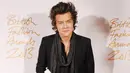 Harry Styles mengalungkan scarf di lehernya saat hadir di British Fashion Awards pada tahun 2013 lalu. Fashionista! (Stuart C. Wilson/Getty Images)