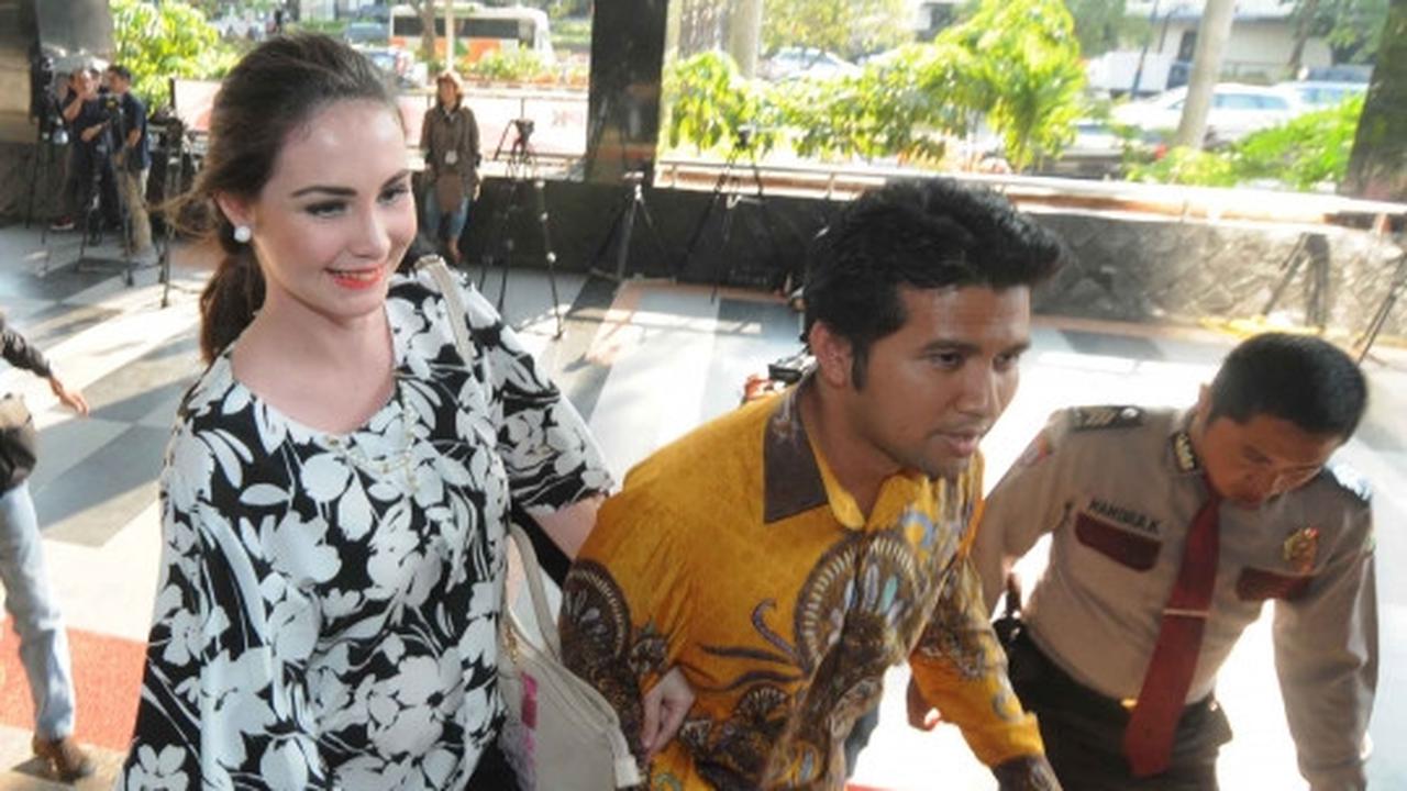 Kemesraan Arumi Bachsin dampingi Emil Elestianto lapor harta ke KPK