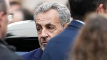 Mantan Presiden Prancis Nicolas Sarkozy terlihat sebelum naik ke mobil polisi di Paris, Selasa (21/10/2025), saat akan dibawa ke penjara untuk menjalani hukuman atas kasus konspirasi pendanaan kampanye presiden 2007. (Dok. AP Photo/Thibault Camus)&nbsp;