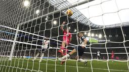 Pemain Ipswich Town, Liam Delap (tengah) mencetak gol ke gawang Tottenham Hotspur pada laga lanjutan Liga Inggris 2024/2025 di Tottenham Hotspur Stadium, London, Senin (11/11/2024) WIB. (AP Photo/Steven Paston)