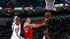 Houston Rockets sukses mengunci kemenangan atas New Orleans Pelicans dalam dua pertandingan pramusim NBA Global Games 2016 di China, Rabu (12/10/2016). Rockets membungkam Pelicans 116-104. (Reuters/Thomas Peter)
