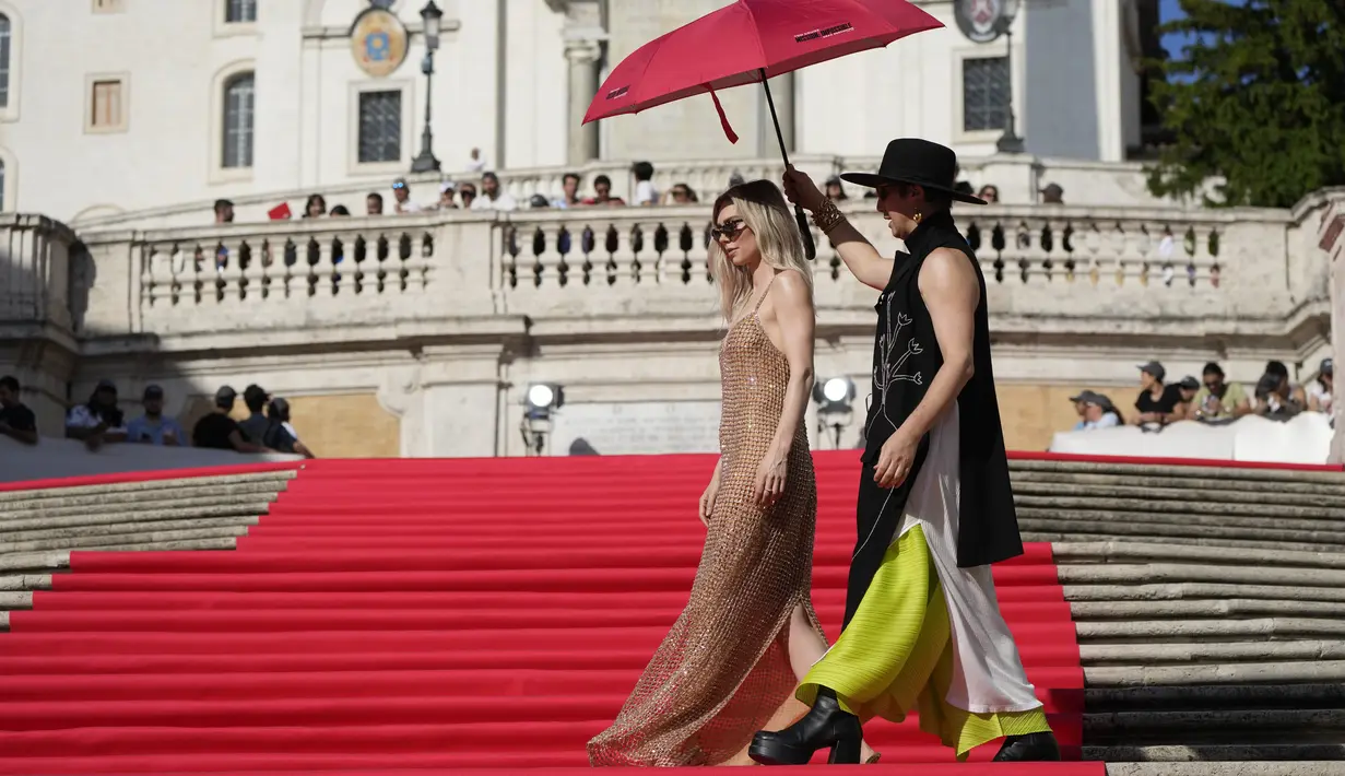 Aktris Vanessa Kirby tiba di karpet merah pemutaran perdana dunia untuk film "Mission: Impossible - Dead Reckoning" di Spanish Steps di Roma, Senin, 19 Juni 2023. (AP Photo/Alessandra Tarantino)