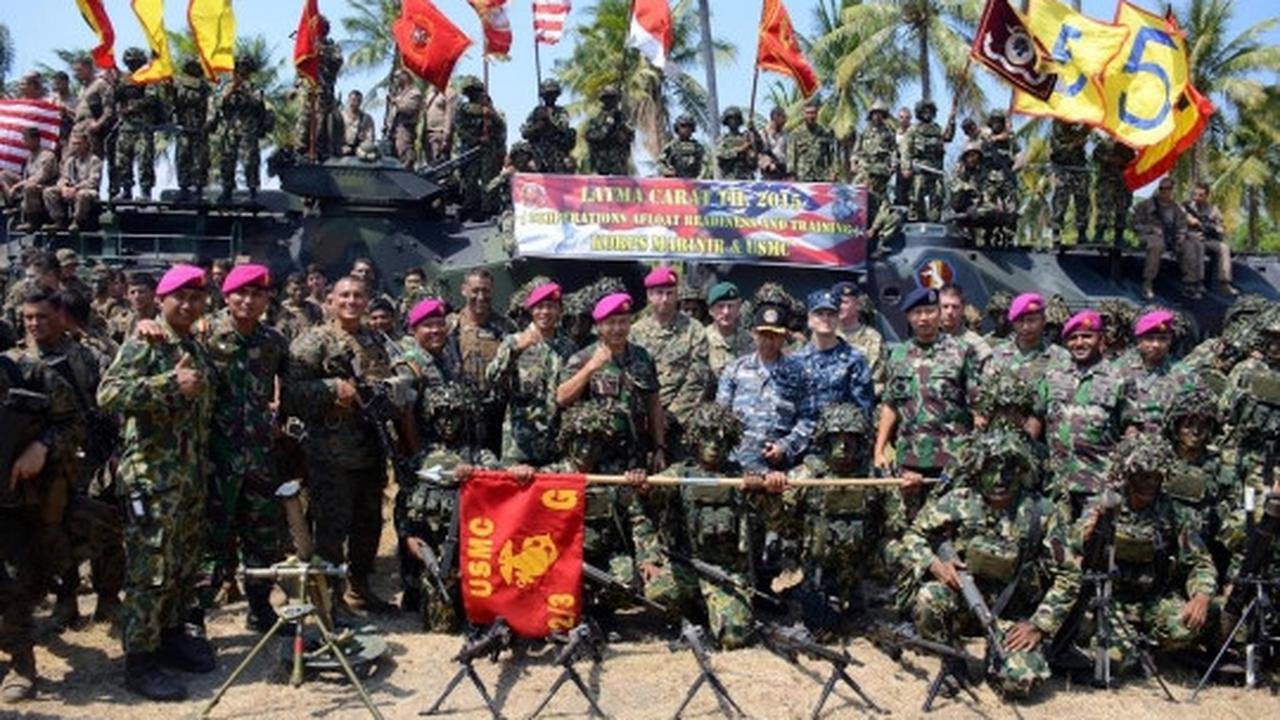 Kekompakan prajurit Marinir TNI dan Amerika lomba 17-an di Situbondo