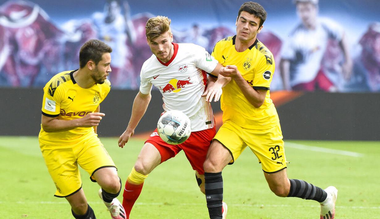 Pemain Borussia Dortmund, Raphael Guerreiro, berebut bola dengan pemain RB Leipzig, Timo Werner, pada laga  Bundesliga di Red Bull Arena Sabtu (20/6/2020). RB Leipzig takluk 0-2 dari Borussia Dortmund. (AP/Jens Meyer)