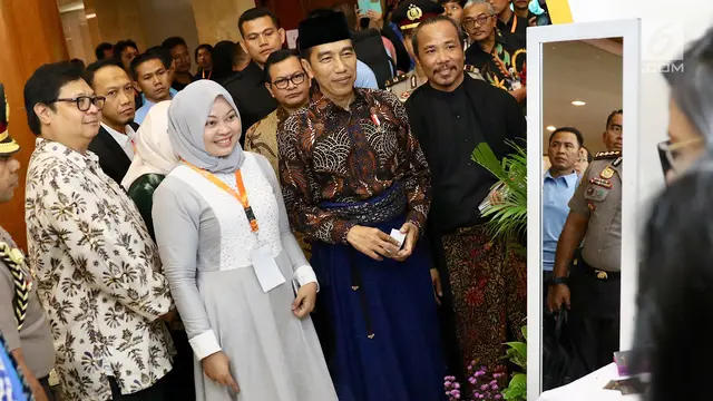 Pakai Sarung dan Peci, Jokowi Buka Muslim Fashion Festival 2018