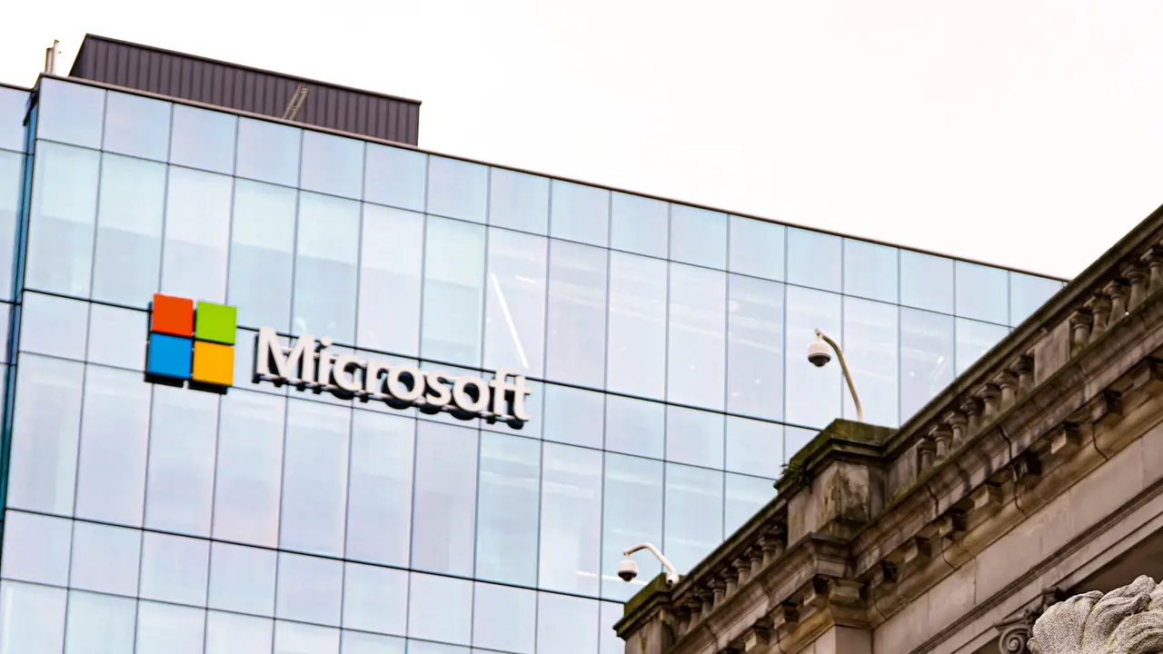 Papan Nama Microsoft di Sebuah Gedung