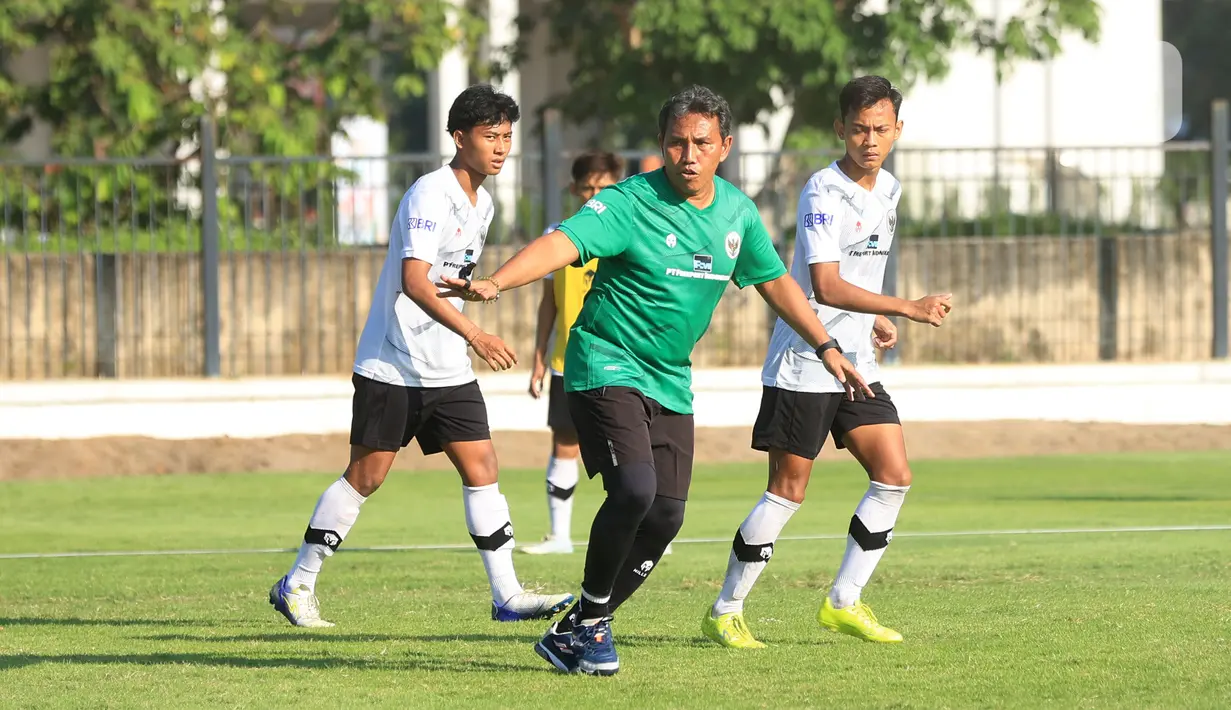 Pelatih Timnas Indonesia U-17, Bima Sakti, memimpin sesi latihan di Lapangan A Senayan, Jakarta, Kamis (20/7/2023).(Bola.com/M Iqbal Ichsan)