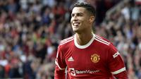 Cristiano Ronaldo kembali menjalani debutnya di Old Trafford pada laga melawan Newcastle. Dirinya mampu mencetak brace untuk Manchester United. CR7 pernah menjadi bagian dari skuat Setan Merah pada 2003 hingga 2009, sebelum melanjutkan kariernya ke Real Madrid dan Juventus. (Foto: AP/Rui Vieira)