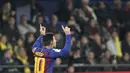 Striker Barcelona, Lionel Messi, melakukan selebrasi usai membobol gawang Villarreal pada laga La Liga 2019 di Stadion Ceramica, Selasa (2/4). Kedua tim bermain imbang 4-4. (AP/Alberto Saiz)