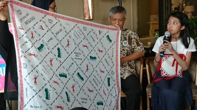 Pesan Kesetaraan dari Anak untuk Anak dalam Scarf dan Tote Bag Lukis