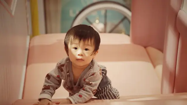 Crawling Baby (unsplash.com/Minnie Zhou)