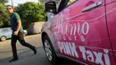 Seorang pria berjalan melewati taksi pink yang diparkir di Kairo, Mesir, Selasa (8/9). Pink Taxi adalah sebuah taksi yang dikhususkan untuk kaum perempuan dan yang pertama kali ada di Mesir. (REUTERS/Amr Abdallah Dalsh)