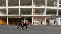 Warga melakukan aktivitas olahraga di lingkar Stadion Utama Gelora Bung Karno, Jakarta, Sabtu (6/6/2020). SUGBK dibuka kembali untuk kegiatan olahraga masyarakat dengan menerapkan protokol kesehatan pasca keputusan Pemprov DKI Jakarta menerapkan PSBB transisi. (Liputan6.com/Helmi Fithriansyah)