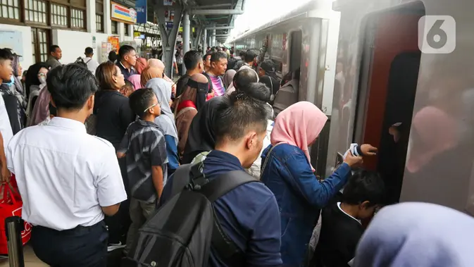 PT Kereta Api Indonesia (KAI) mencatat sebanyak 20.856 orang pemudik berangkat dari Stasiun Gambir pada H-5 Lebaran atau 26 Maret 2025. (Liputan6.com/Herman Zakharia)