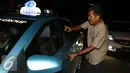 Farizal menaiki sebuah taksi saat dikejar wartawan usai diperiksa KPK, Jakarta, Rabu (21/9). Farizal diperiksa atas dugaan penanganan perkara distribusi gula impor tanpa label SNI di Pengadilan Negeri Padang. (Liputan6.com/Helmi Afandi)