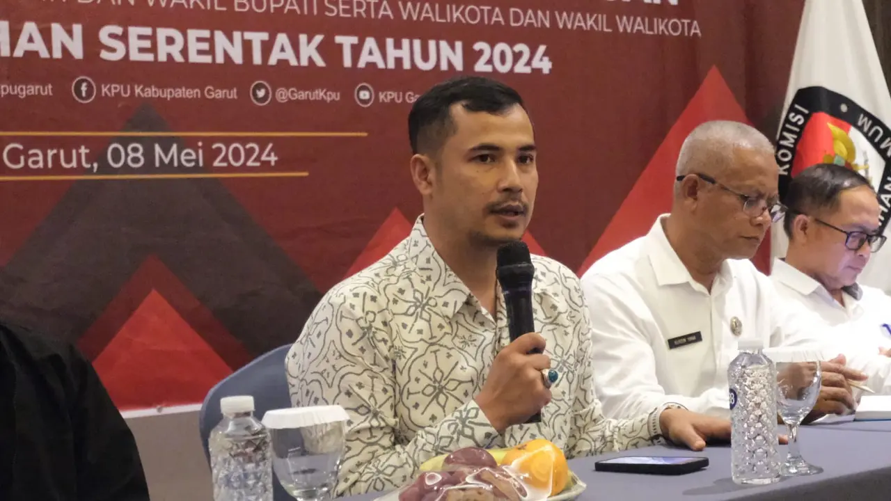 Ketua KPUD Kabupaten Garut, Dian Hasanudin bersama Sekda Garut Nurdin Yana dalam sosilisasi pendaftaran pasangan calon (Paslon) jalur perseroangan atau independen Pilkada Garut. (Liputan6.com/Jayadi Supriadin)