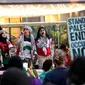 Selain menyuarakan dukungan bagi Palestina, para peserta demo juga membagikan selebaran tentang tuntutan dan tujuan aksi unjuk rasa tersebut. (AP Photo/Godofredo A. Vásquez)