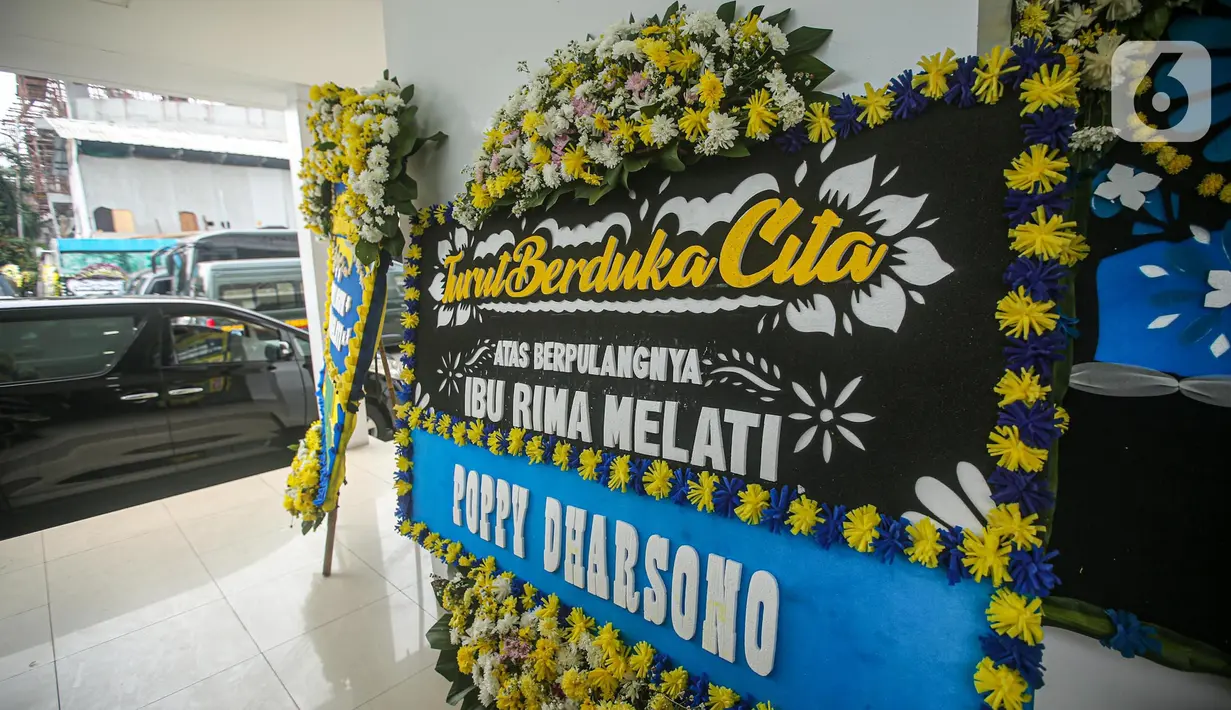 Karangan bunga dari artis hingga politisi terpampang di rumah duka Rima Melati RSPAD, Jakarta, Jumat (24/6/2022). Aktris senior, Rima Melati menghembuskan nafas terakhirnya di umurnya yang ke 82. Sebelumnya istri mendiang Frans Tumbuan itu sempat dirawat hampir 2 minggu di RSPAD Gatot Subroto. (Liputan6.com/Faizal Fanani)
