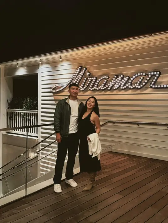 Seperti biasanya, Nikita mengusung gaya minimalis yang selalu berhasil mencuri perhatian. Dengan padu padan sederhana namun elegan, ia menunjukkan bahwa kenyamanan bisa berjalan beriringan dengan penampilan yang chic. [@nikitawillyofficial94]