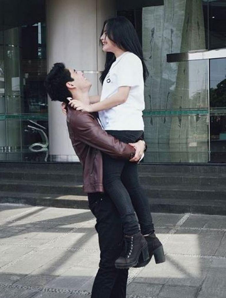 Prilly Latuconsina digendong Maxime Bouttier. [foto: instagram/prillylatuconsina96]