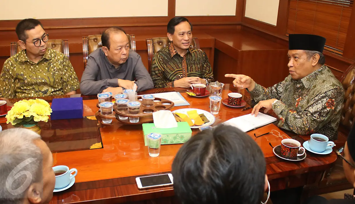 Said Aqil Siradj berbincang dengan Direktur Utama Indosiar Imam Sudjarwo, Pemimpin Redaksi Liputan6.com Mohamad Teguh dan perwakilan EMTEK Grup di kantor PBNU Jakarta, Senin (17/4). (Liputan6.com/Angga Yuniar)