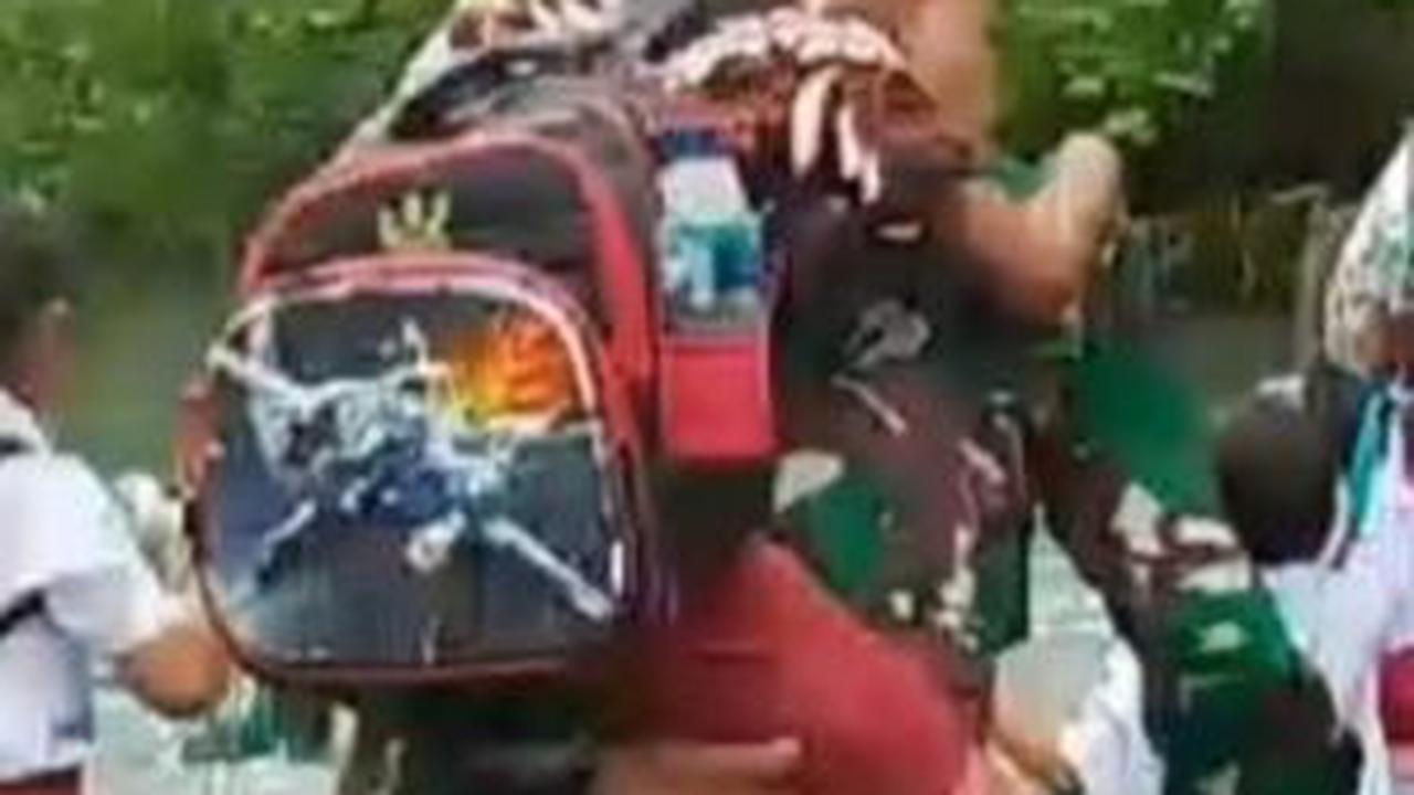 Kisah Heroik Anggota TNI Bantu Siswa SD Seberangi Sungai Menuju Sekolah di Halmahera Barat