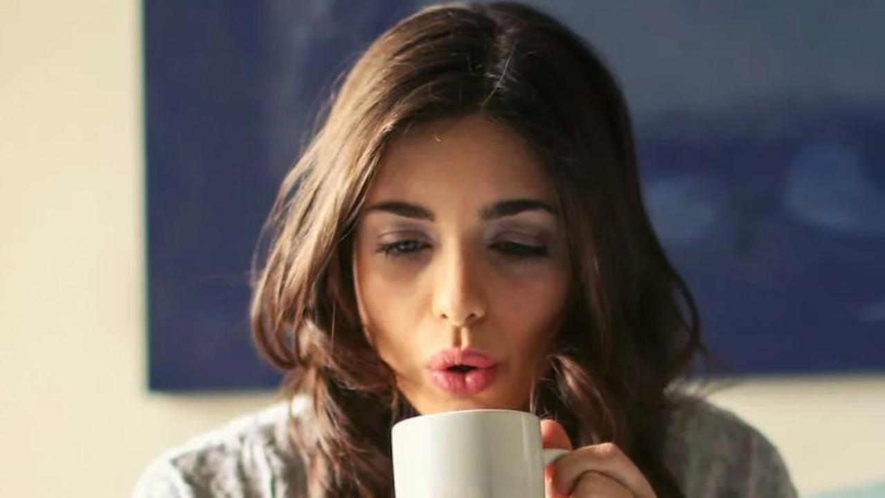 Menyeruput teh atau kopi di pagi hari telah menjadi ritual yang menyenangkan bagi banyak orang. Kedua minuman ini dianggap sebagai sumber kebahagiaan dan ketenangan. Namun, pertanyaannya, mana yang lebih baik untuk kesehatan?