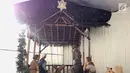 Dekorasi natal kandang domba menghiasi di dalam Gereja Katedral, Jakarta, Selasa (19/12). Jelang Hari Natal, persiapan seperti perawatan interior-eksterior serta pemasangan dekorasi mulai dilakukan pihak gereja. (Liputan6.com/Immanuel Antonius)