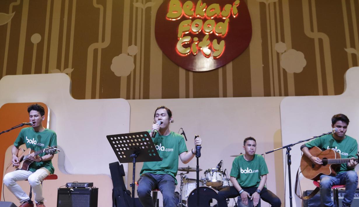 Penampilan band menjadi pembuka acara nonton bareng Chelsea melawan Liverpool yang diadakan oleh Bola.com. (Bola.com/Vitalis Yogi Trisna)