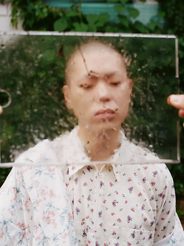 [Bintang] Editor Says: Anti Mainstream, Gaya Vokalis Band Ini Bikin Baper