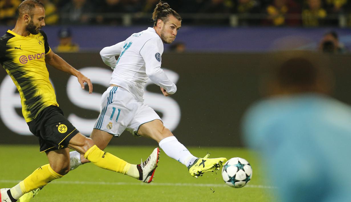 Gareth Bale mencetak gol pembuka untuk Real Madrid saat melawan Dortmund pada laga gup H Liga Champions di BVB stadium, Dortmund, (26/9/2017). Madrid menang 3-1. (AP/Michael Probst)
