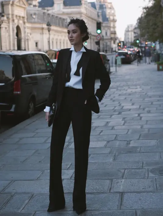 Kali ini dengan style androgini, Nong Poy tampak memesona mengenakan set blazer warna hitam dan kemeja putih. [@poydtreechada]